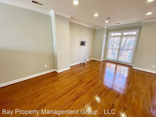 Building Photo - 4 br, 3.5 bath House - 884 Ryan St