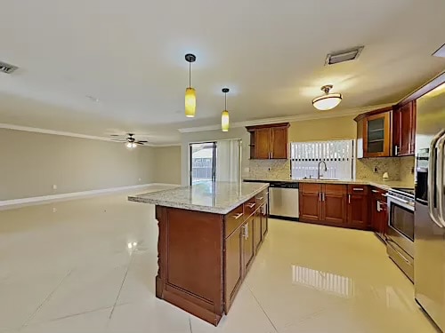 Building Photo - 566 SW 168th Way