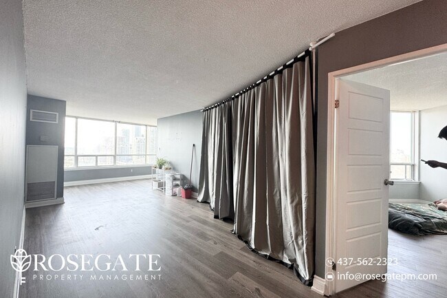 Photo du bâtiment - Bright 2 Bed 1 Bath Condo with Stunning Vi...