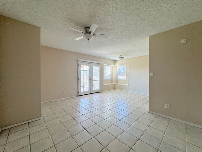 Building Photo - East El Paso 3 bed Refrig A/C!
