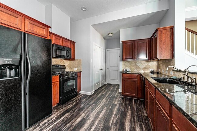 Building Photo - 5330 Summit Hollow Dr