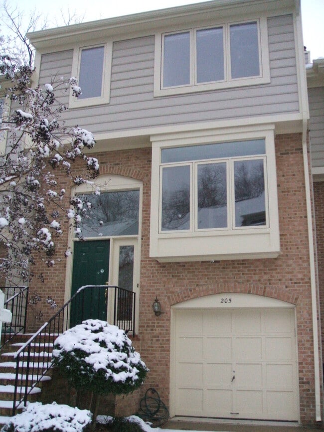Building Photo - Occoquan Townhouse