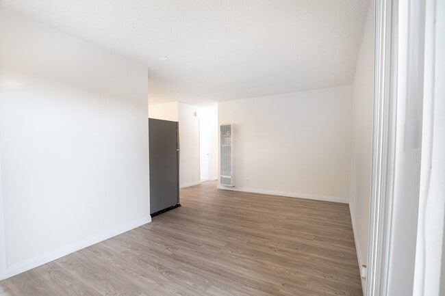 Building Photo - 10520 S Figueroa St