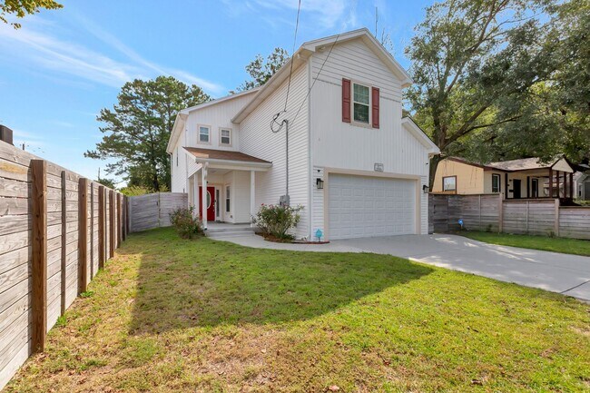 Foto del edificio - Spacious 4-Bedroom Charleston Home Loaded ...
