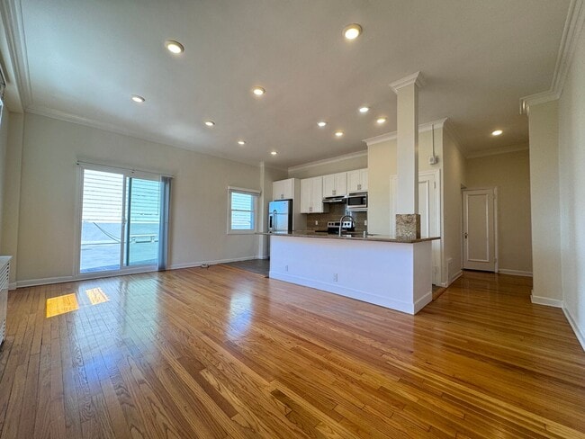 Foto del edificio - Russian Hill: Remodeled 1 Bedroom w/ Direct Access to XL Shared Patio & FREE Utilities!