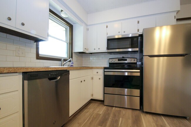 Building Photo - 1413 Flag Ave N