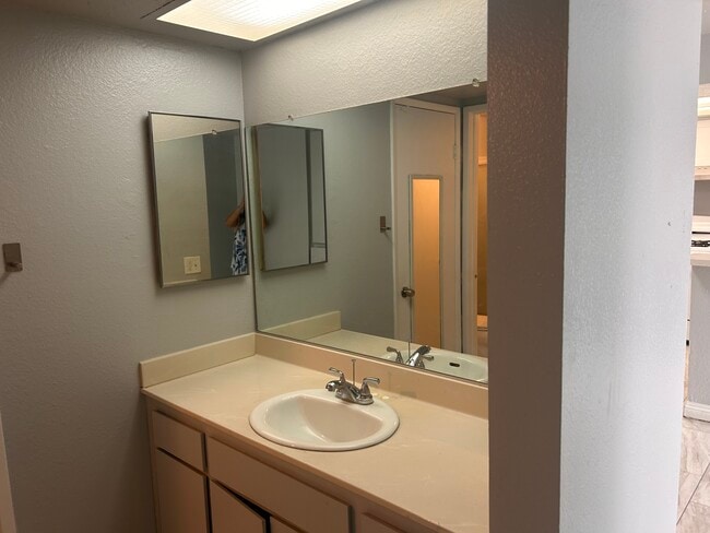 Building Photo - 2600 W Porter Ave