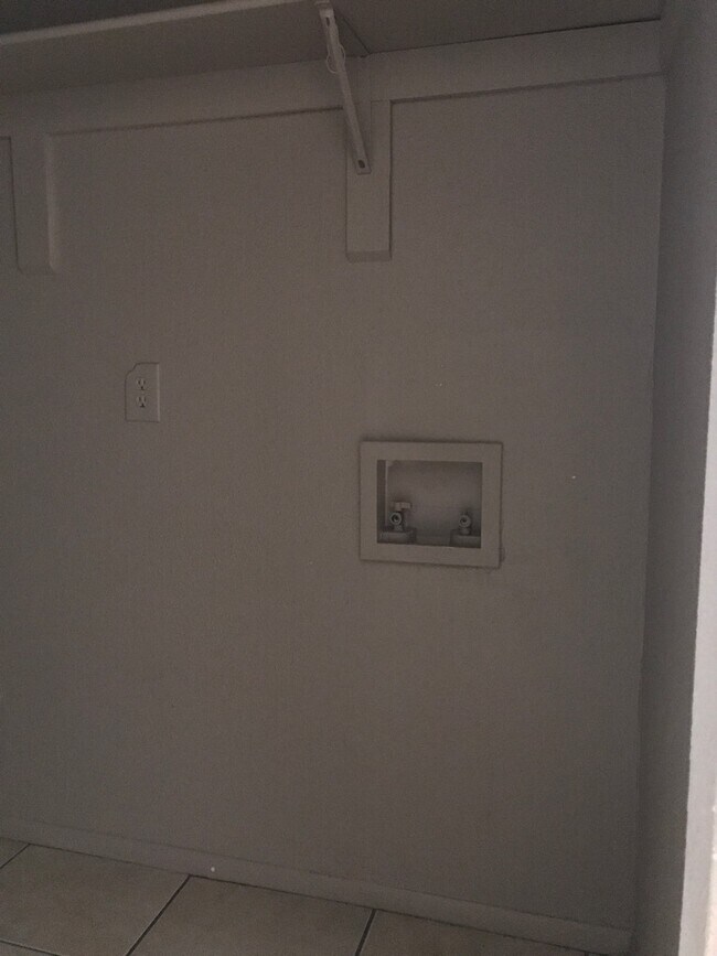 Building Photo - 2 Bedroom, 1 Bath Quadraplex Unit For Rent...