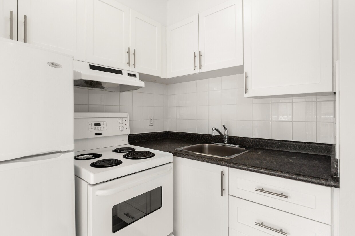 Building Photo - Hollyburn Court