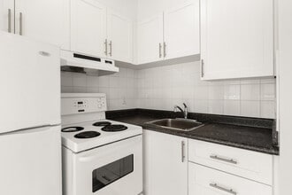 Building Photo - 550 W 12th Ave