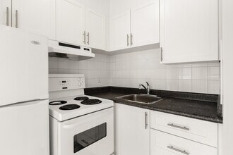 Building Photo - 550 W 12th Ave
