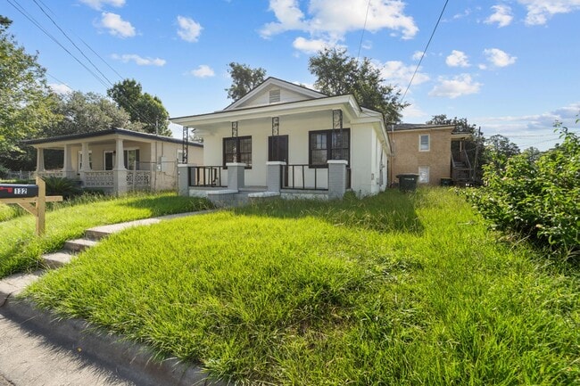 Building Photo - 132 Jenks St