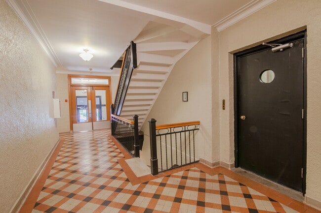Building Photo - 2100 Rue du Fort