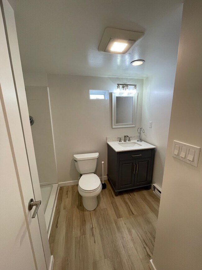 Building Photo - New 1 Bed unit - All Utilities included ev...