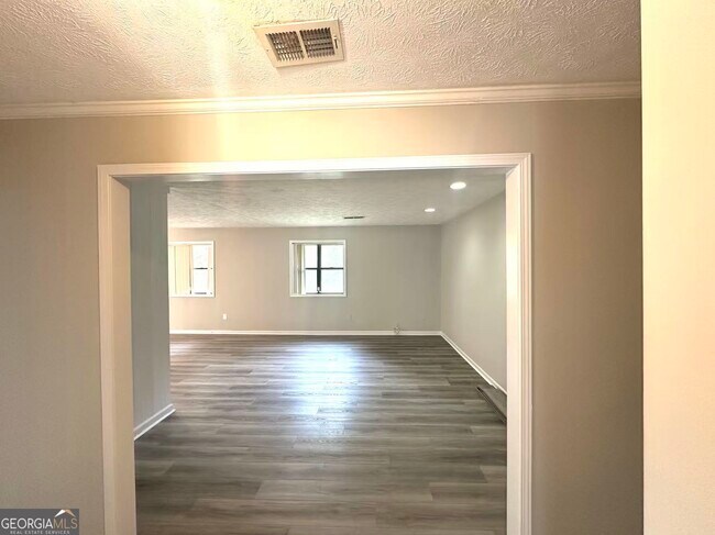 Foto del edificio - 100 Lakeview Ln