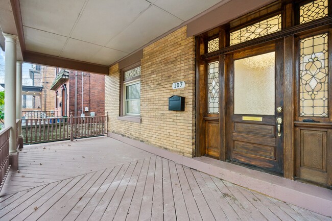 Building Photo - Newly Renovated 5 Bed, 3 Bath Home - Off-S...