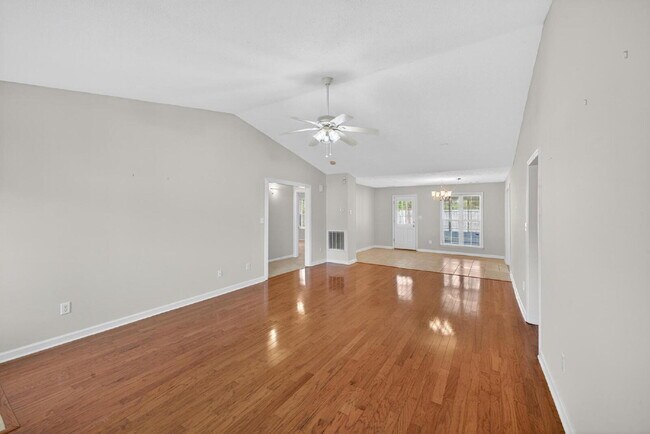 Foto del edificio - Lovely Patio Home with Sunroom!