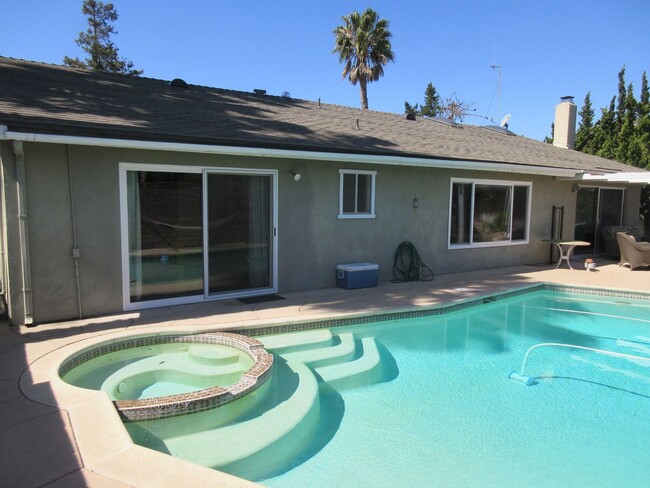 Building Photo - Fabulous 4 bedroom 2 bathroom Newbury Park...