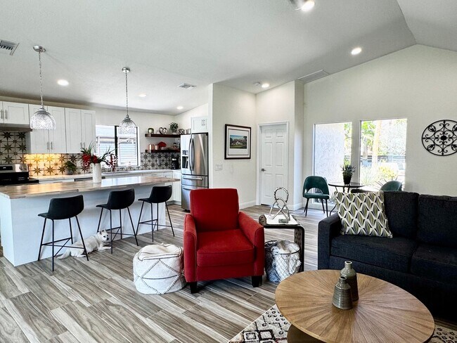 Building Photo - COMING SOON! Beautifully updated 3-bedroom...
