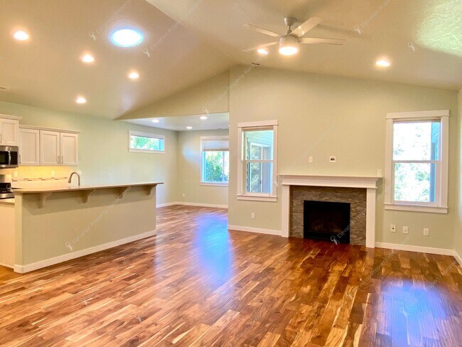 Foto del edificio - Bright, Spacious Home with Expansive Yard ...