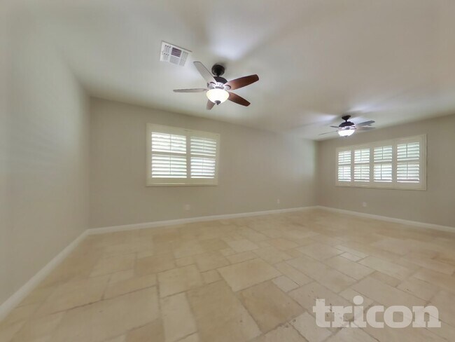 Building Photo - 7115 N 72nd Dr