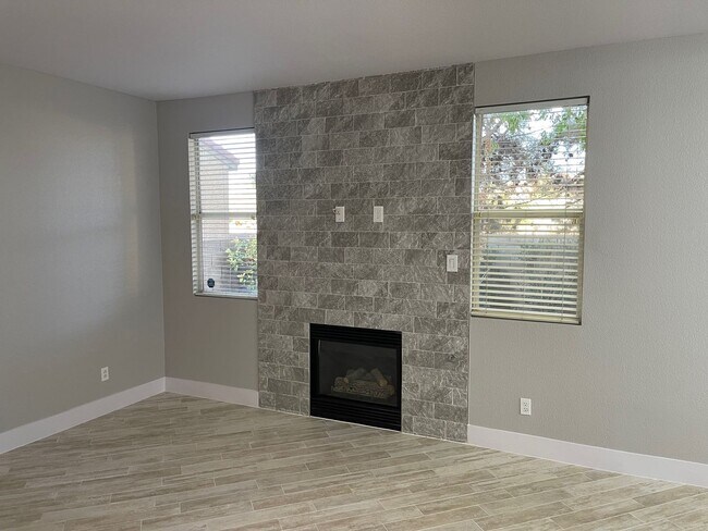 Foto del edificio - **GORGEOUSLY REMODELED & CLEAN!!  3BD-2 1/2BA HOME IN SILVERADO RANCH !!  *** ONLY $2,190 ***