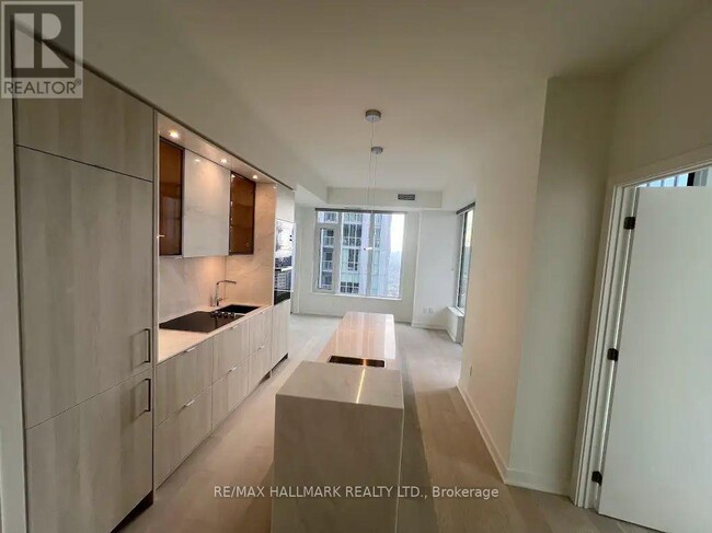 Photo du bâtiment - 11-4311 Yorkville Ave