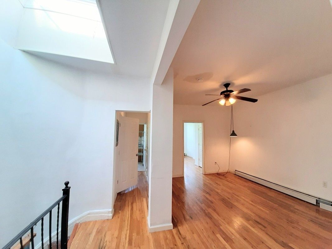 Primary Photo - 245 Throop Ave