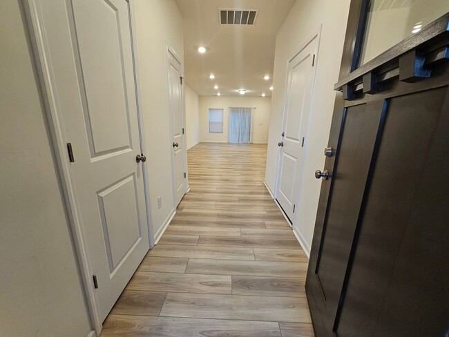 Foto del edificio - Like New Townhome in North Charlotte!!