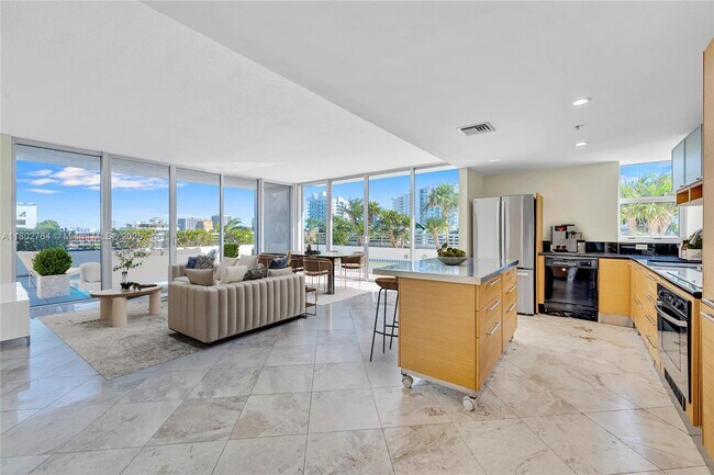 Foto del edificio - 7929 West Dr