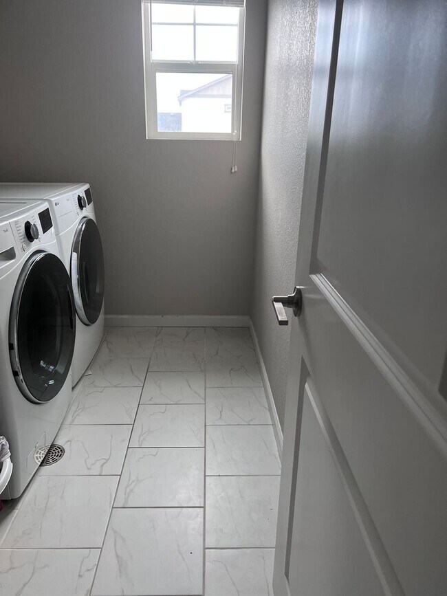 Foto del edificio - Spacious 3BR House in Thornton