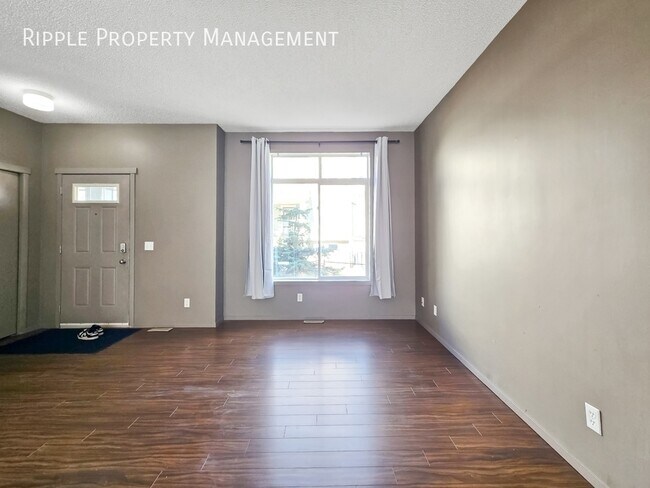 Photo du bâtiment - STUNNING 2 BEDS, 1.5 BATHS TOWNHOUSE | DOUBLE GARAGE