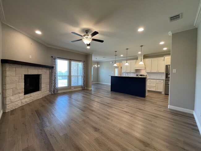 Building Photo - AVAILABLE NOW 3 BEDROOM 2 BATH WITH OFFICE...