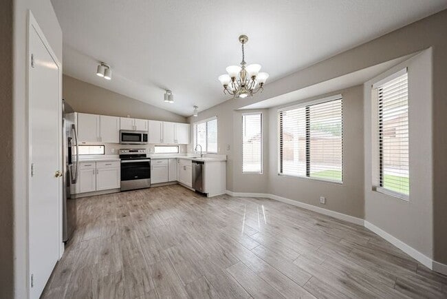 Building Photo - Welcome to this Charming 3 BEDROOM , 2 BAT...