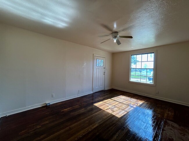 Building Photo - Rent to Own! 2 bedroom 1 bath home availab...