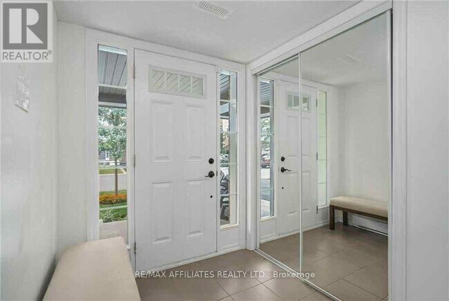 Photo du bâtiment - 596 Foxlight Cir