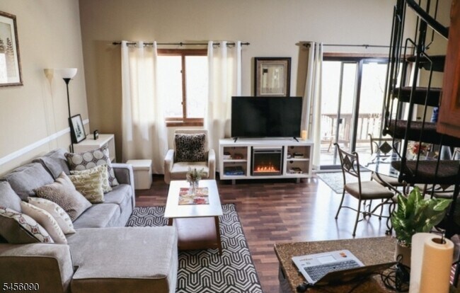Foto del edificio - 12 Stonehill Dr