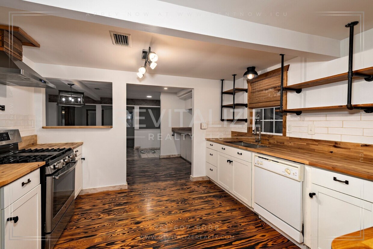 Foto principal - Charming Foley Bungalow with Timeless Character and Plenty of Storage!