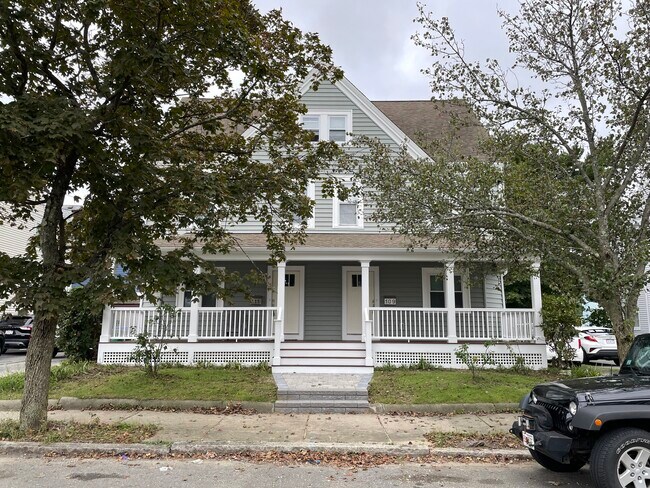 Nuevos porches, revestimiento nuevo, porches - 109 Magoun Ave