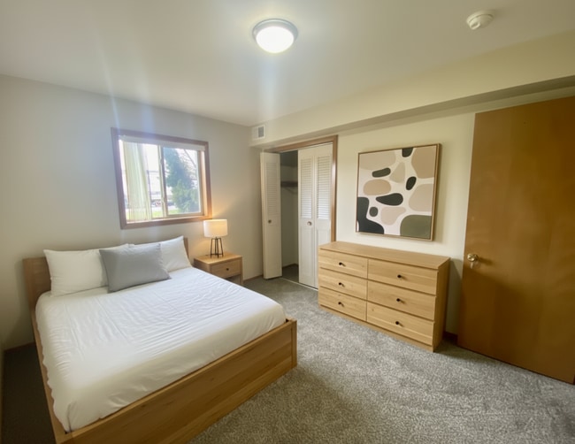 Building Photo - 2 Bedroom/1.5 Bathroom Apartment - First Floor