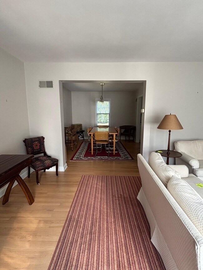 Foto del edificio - 4634 N Oakland Ave