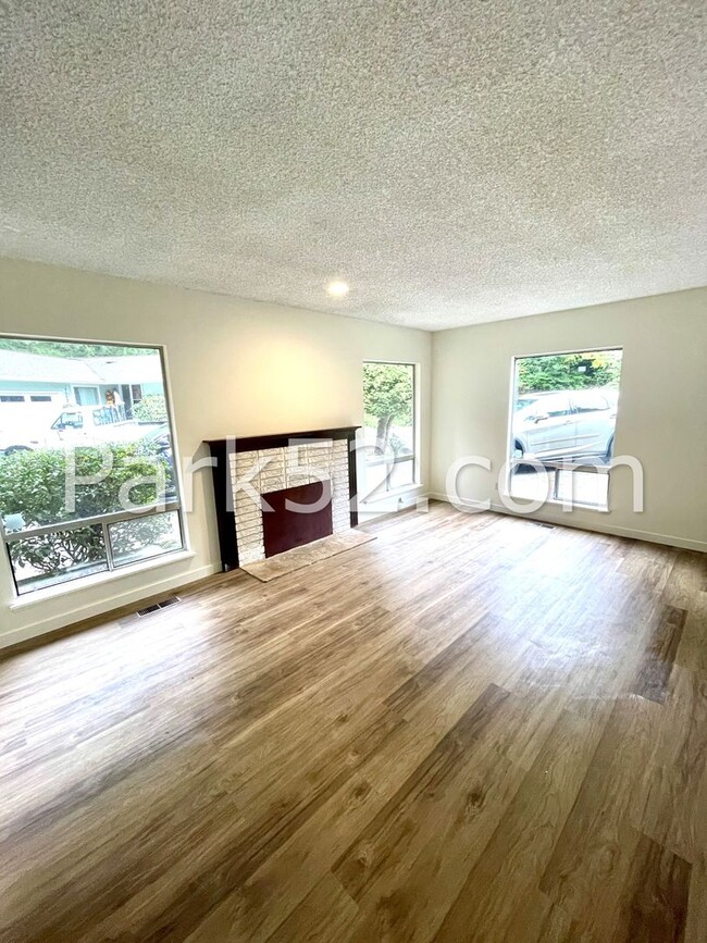 Building Photo - $500 Off First Full Month! -3 Bedroom Ramb...