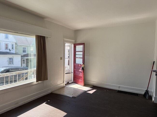 Building Photo - 310 Spruce Ave