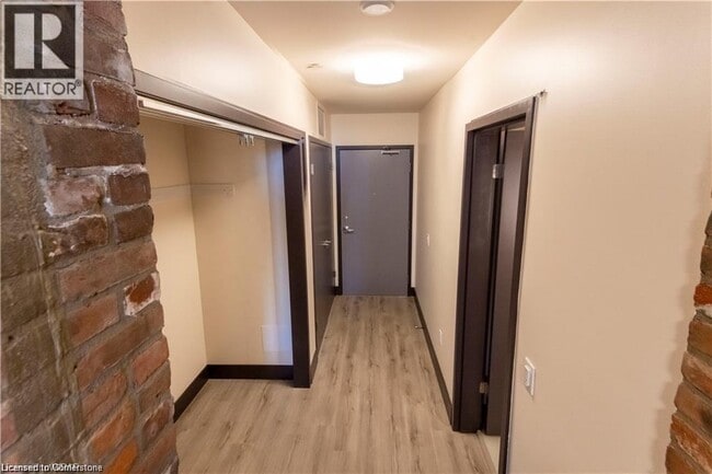 Photo du bâtiment - 121 King St E