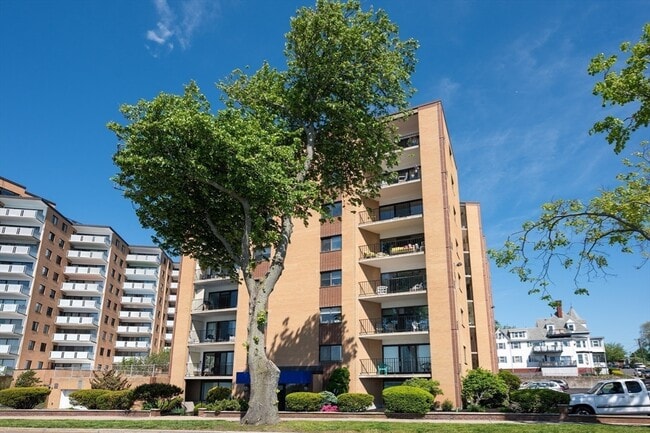 Foto del edificio - 295 Lynn Shore Dr