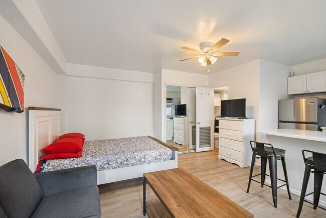Foto del edificio - Fully Furnished Studio, 1 Bath. NO parking. Electric water and sewer are included in the rent.
