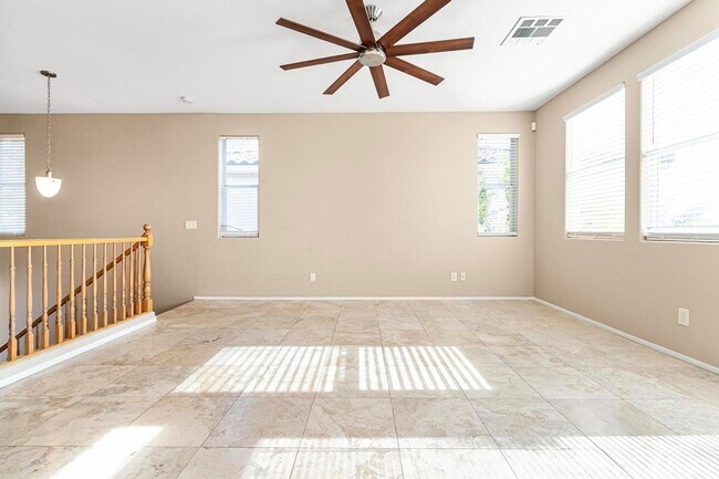 Foto del edificio - Charming 2 Story Home with 2BR+1Den House ...