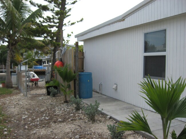 Building Photo - 183 E Cahill Ct