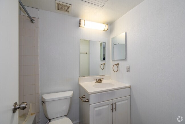 1BD, 1BA - Baño - The Magnolia Apartment Homes