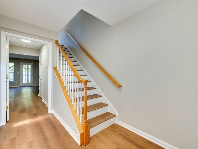 Foto del edificio - Recently updated and stunning townhome in the Mallard Glen subdivision.